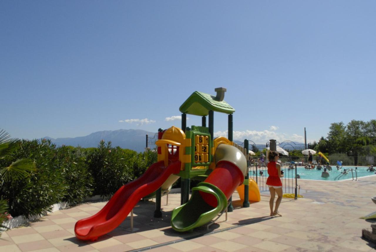 Happy Camp Mobile Homes In Villaggio Turistico Internazionale Eden San Felice del Benaco Exterior foto